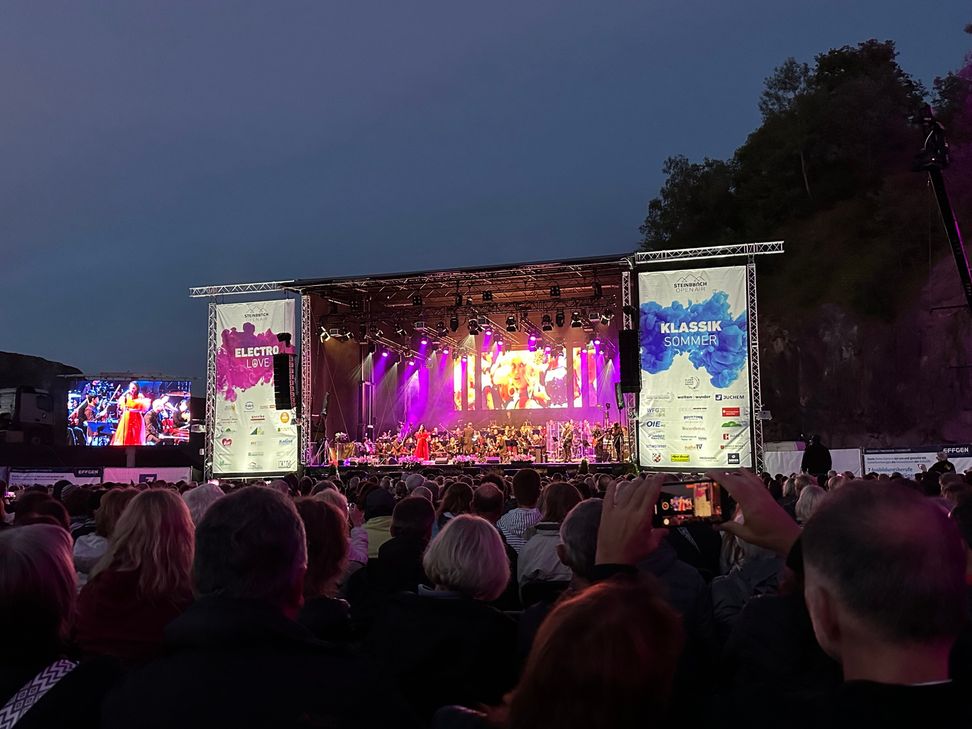 Steinbruch Open Air vor impossanter Kulisse