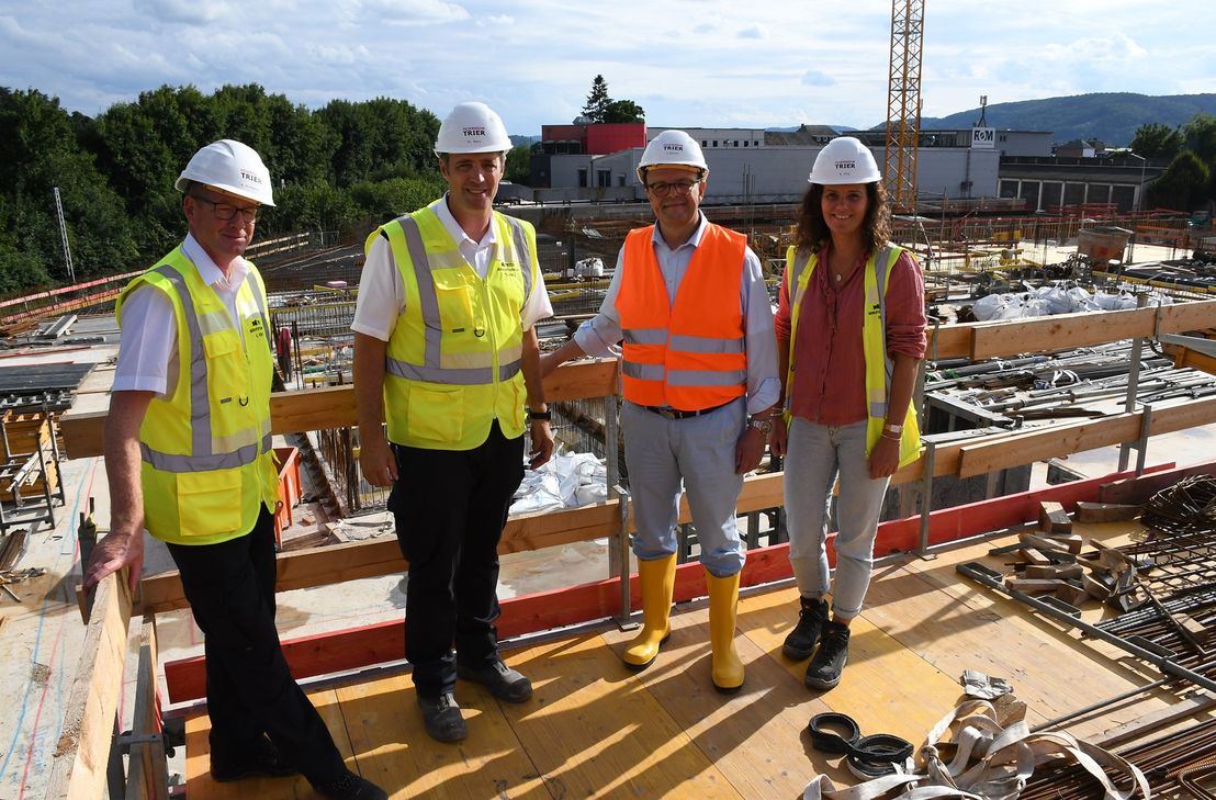 Feuerwehrchef Andreas Kirchartz, Thorsten Petry (Stabsstelle Neubauten), Beigeordneter Ralf Britten und Martina Piry (Stabsstelle Neubauten, v. l.) sind zufrieden mit dem Baufortschritt für die neue Feuerwache.