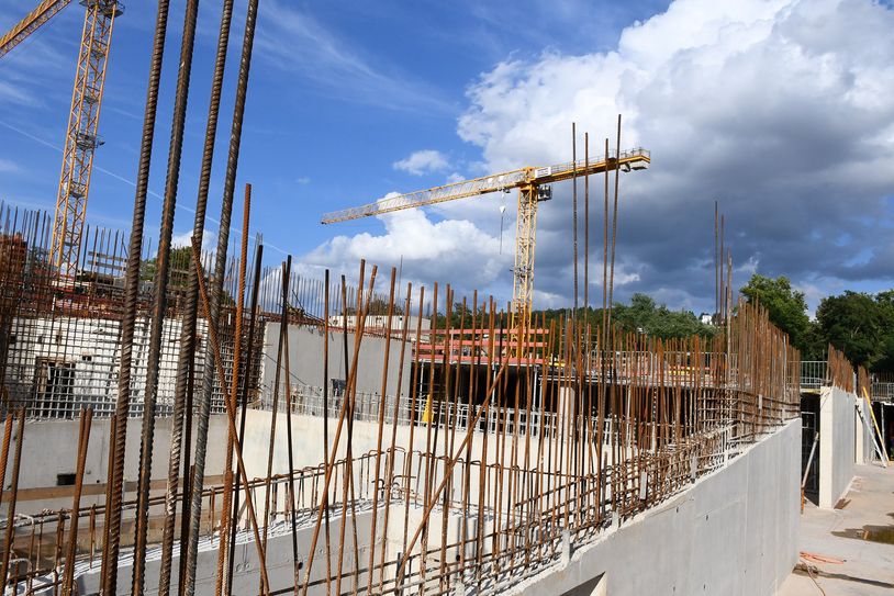 Impression mit Kränen