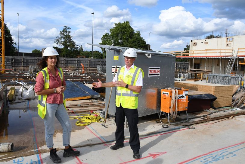 Martina Piry und Feuerwehrchef Andreas Kirchartz