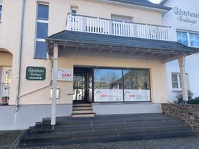 Heute Morgen randalierte ein unbekannter Mann vor  der CDU-Geschäftsstelle in Bullay.