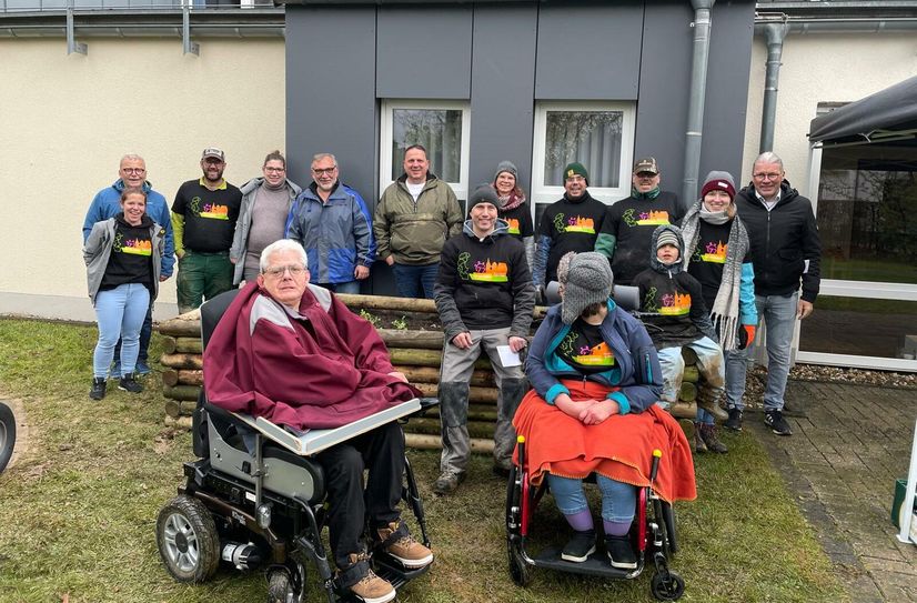 Schützen aus dem Monschauer Bezirk errichteten ein Hochbeet für die Bewohner des Helena-Stollenwerk-Hauses.
