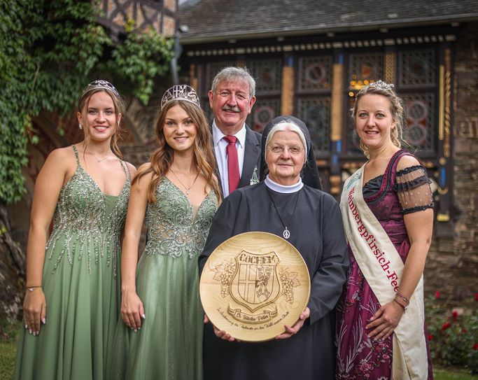 Freude bei Schwester Felicitas, die mit dem Wappenteller der Stadt Cochem geehrt wurde. Der Wappenteller ist die höchste Auszeichnung der Stadt. Er wird einmal im Jahr an eine a Persönlichkeit verliehen.