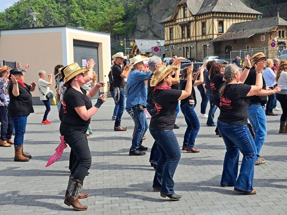 Auch die Linedancer aus Mechernich waren in Aktion beim internationalen Flashmob am Saloon in Altenahr.