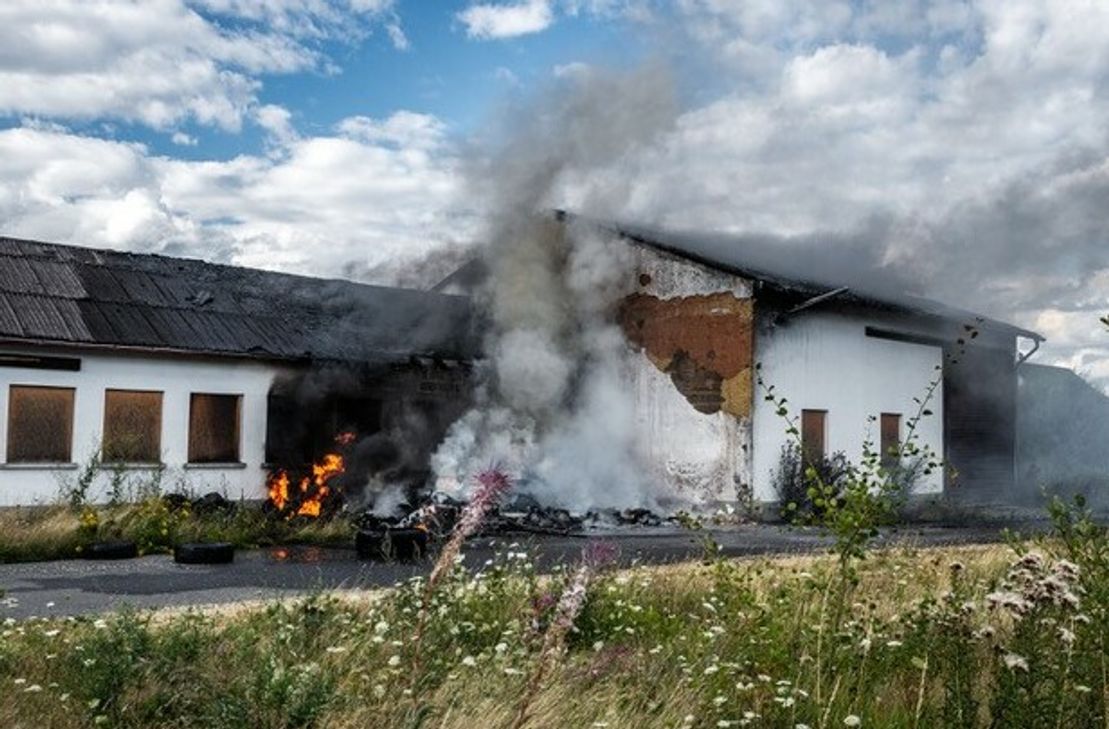Eine Lagerhalle brannte.