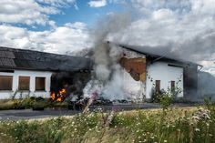 Eine Lagerhalle brannte.