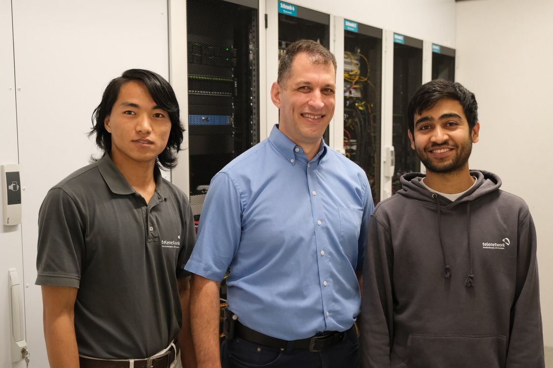 Zwei junge Männer aus Nepal, Yubraj Sunuwar (li) und Sabin Khanal (re), absolvieren ihre Ausbildung im Trierer IT-Unternehmen "telenetwork". Betreut werden sie von Achim Marx (Mitte).