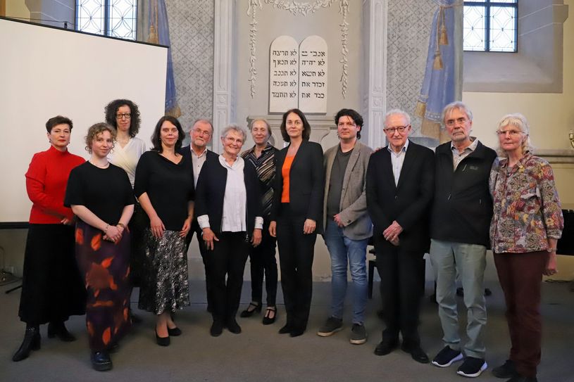 Gruppenfoto der AG Gemeinsam Gedenken Gestalten mit Katarina Barley