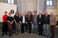 Gruppenfoto der AG Gemeinsam Gedenken Gestalten mit Katarina Barley