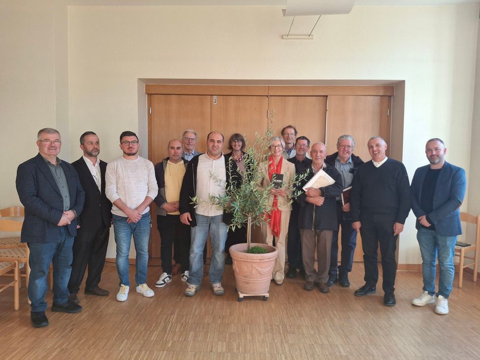 V.l.: Vorsitzender der türkisch-islam. Gemeinde Bullay Fikret Akin, Imam Canli, türkisch-islam. Gemeinde Bullay, Vorstandsmitglieder der türk.-islam. Gemeinde Bullay,  Erster Beigeordneter des Kreises Cochem-Zell Hans-Jürgen Mons, ein weiteres Vorstandsmitglied der türk.-islam. Gemeinde Bullay, Ulla Schädler, Bullay, Veronika Raß Pastoralreferentin, Christoph Kappes Schädler, Bullay, Ulrich Britten, Bistum Trier, Abram Abiyev, Vostand Jüdische Gemeinde Koblenz, Dr. Simonis, jüdische Gemeinde Koblenz, Pfarrer Thomas Werner, Evang. Kirche Zell Bad Bertrich, Blankenrath und Hüseyin Akin.