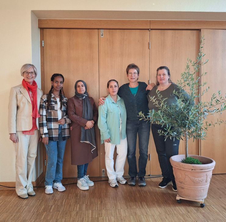 Initiative Moselkrampen und Frauen von “Kaffee und Tee” Bullay im Service beim Beisammensein nach dem Gebet der Religionen.