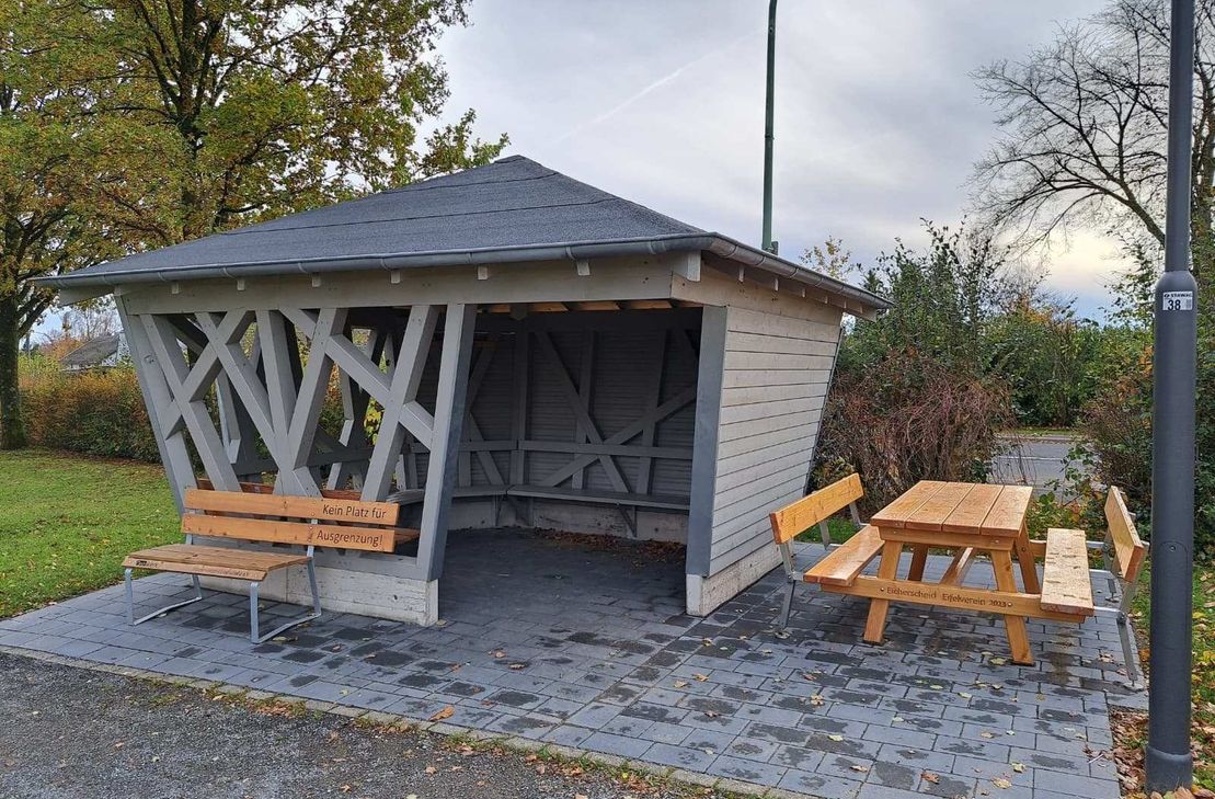 Die Schutzhütte am Eicherscheider Dorfplatz wird beim ersten »Moospangsfest« seiner Bestimmung übergeben. Das Zusammentreffen dient aber auch dazu, sich über weitere Ideen für Projekte im Ort mit dem Förderverein/Dorfbeirat auszutauschen.