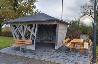 Die Schutzhütte am Eicherscheider Dorfplatz wird beim ersten »Moospangsfest« seiner Bestimmung übergeben. Das Zusammentreffen dient aber auch dazu, sich über weitere Ideen für Projekte im Ort mit dem Förderverein/Dorfbeirat auszutauschen.