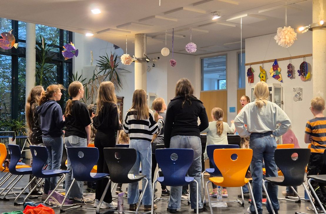 der Vielharmonische Chor Roetgen hat in diesem Jahr im Rahmen einer Chorakademie einen Kinderchor gegründet, der seit den Sommerferien regelmäßig probt.