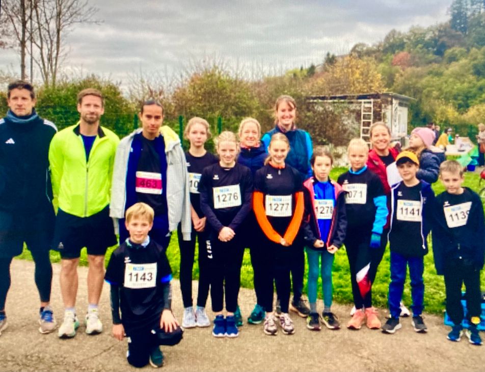 16 Schülerinnen und Schüler sowie 10 Lehrerinnen und Lehrer in verschiedenen Wettkämpfen die anspruchsvolle Strecke in Angriff und sorgten teils für respektable Ergebnisse.