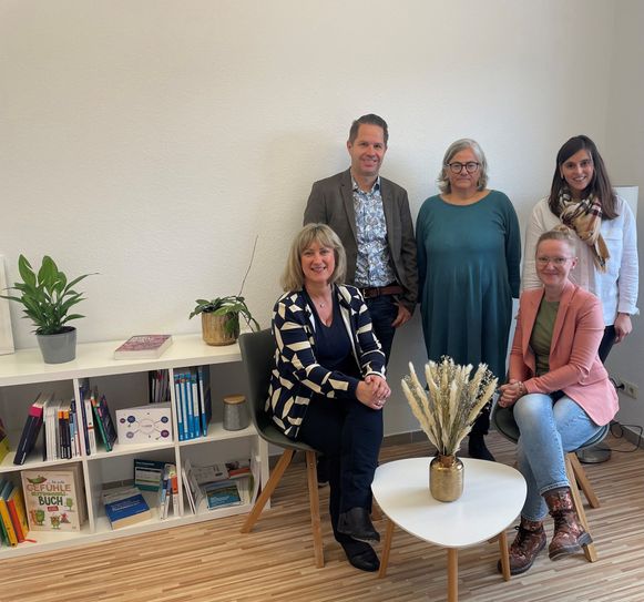 V.l.: Landrätin Anke Beilstein, Dirk Barbye, Uta Bönisch, Rahel Roseland und Julia Müller.