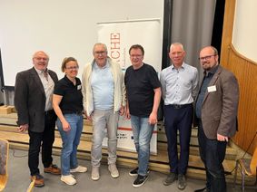 Freuten sich gemeinsam über die Spende an die Suppenkirche: Iris Hoffmann (2.v.li. Ehrenamtskoordinatorin Evangelische Gemeinde), Jens Schramm (3.v.re., Diakon) und Pfarrer Gregor Weichsel. Überbracht wurde die Spende von den Rotary-Mitgliedern Stefan Stocks (li.), Bert Nolden (3.v.li.) und Tom Erlenbruch (2.v.re., Präsident).