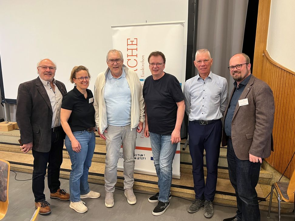 Freuten sich gemeinsam über die Spende an die Suppenkirche: Iris Hoffmann (2.v.li. Ehrenamtskoordinatorin Evangelische Gemeinde), Jens Schramm (3.v.re., Diakon) und Pfarrer Gregor Weichsel. Überbracht wurde die Spende von den Rotary-Mitgliedern Stefan Stocks (li.), Bert Nolden (3.v.li.) und Tom Erlenbruch (2.v.re., Präsident).