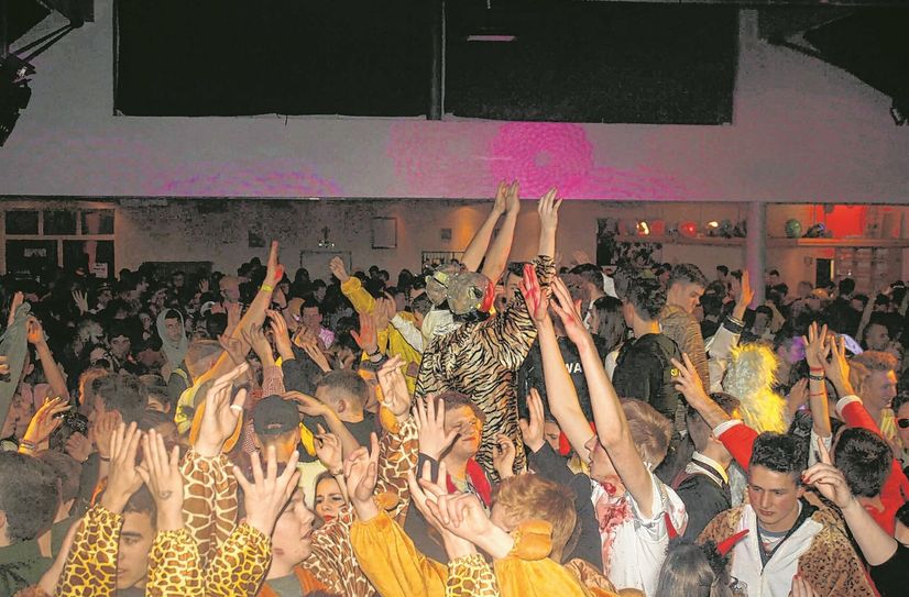 In der Tenne Eicherscheid wird am Altweiber-Donnerstag kräftig gefeiert. Damit die jungen Karnevalisten sicher hin und her kommen, werden Discobusse eingesetzt.