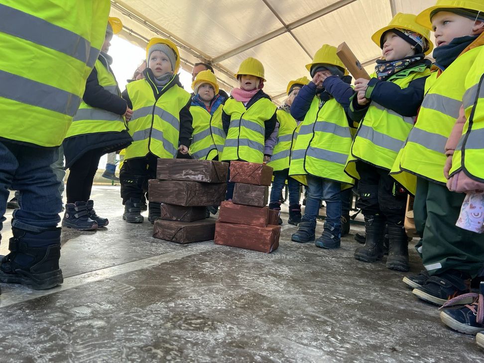 Viele kleine Baumeister waren mit dabei.