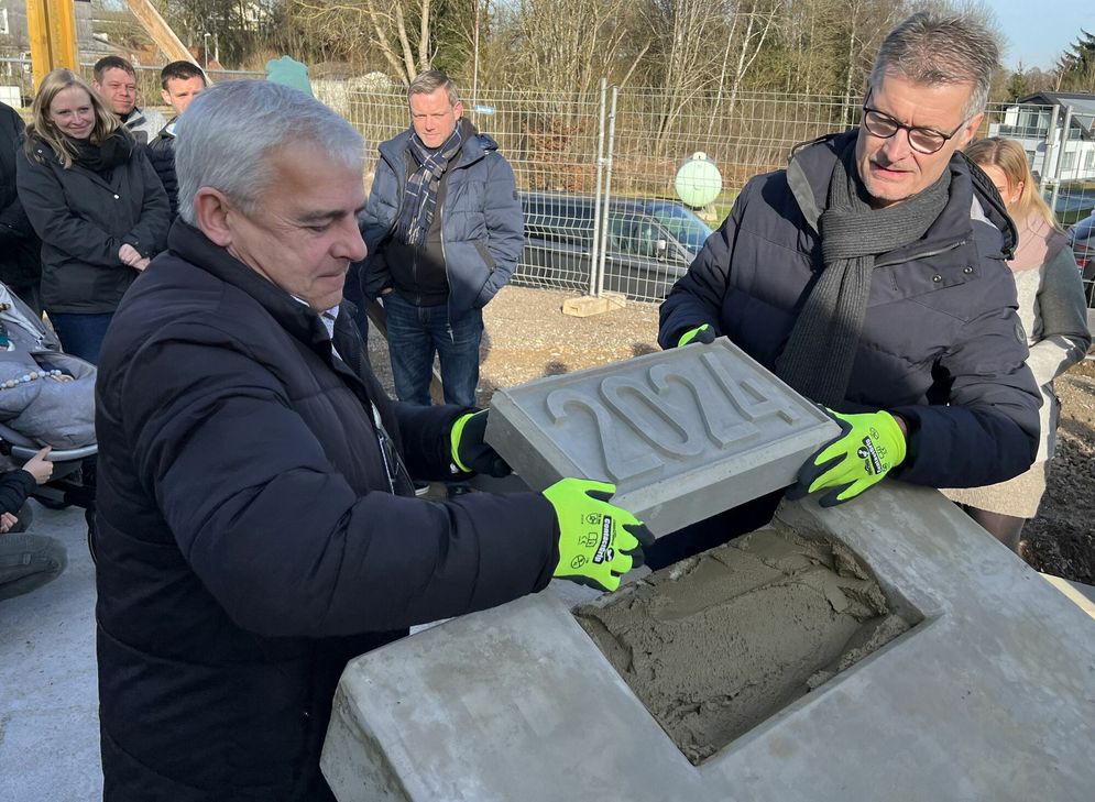 Der Schmidtheimer Ortsbürgermeister Hans-Josef Bohnen und der Dahlemer Bürgermeister Jan Lembach setzten den Grundstein für die neue Kindertagsstätte in Schmidtheim.