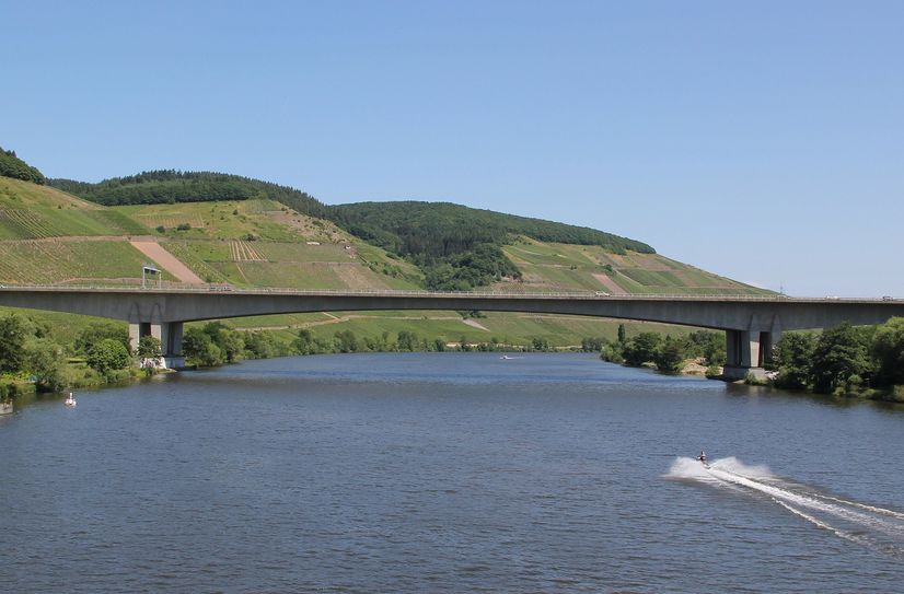 Die Moseltalbrücke bei Schweich ist eine Autobahnbrücke der A 1, die die Mosel bei Flusskilometer 177,72 überspannt.