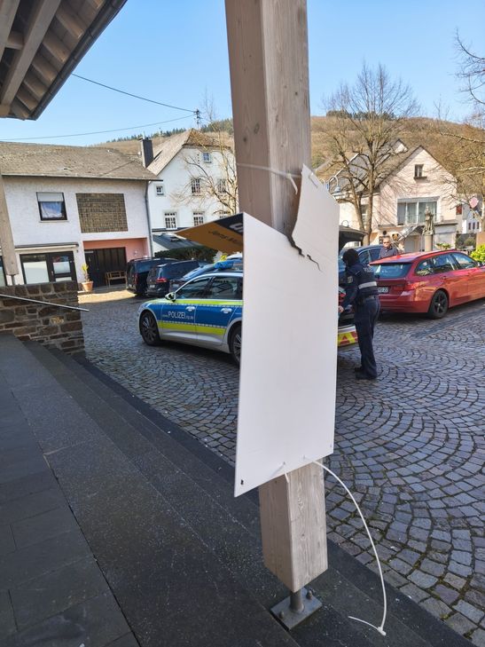 Gegen Mittag randalierte ein bislang unbekannter Mann in Bullay vor der CDU-Geschäftsstelle.