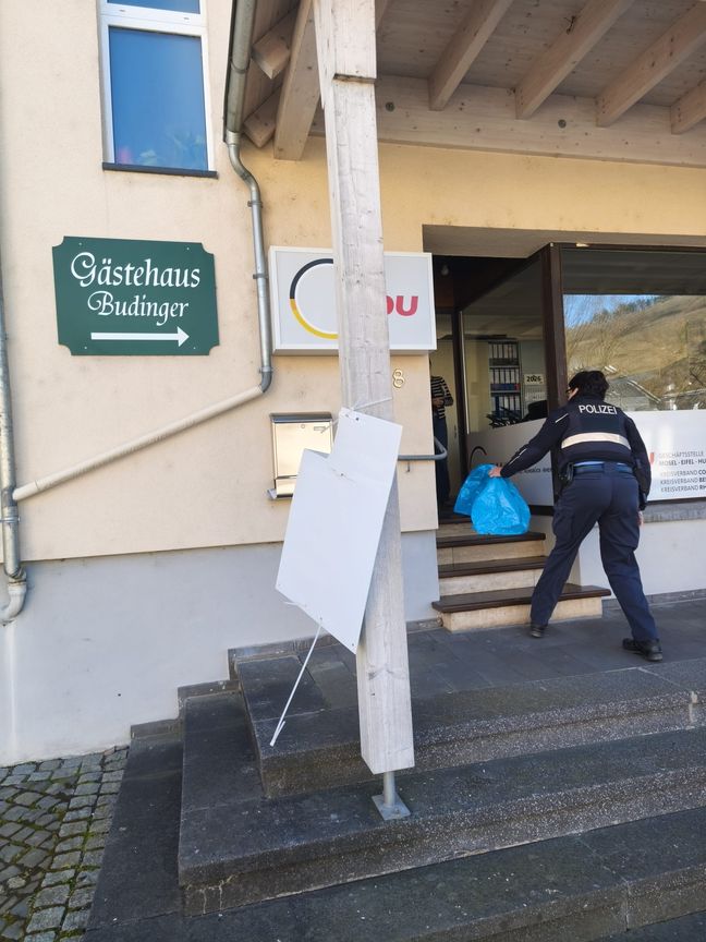 Gegen Mittag randalierte ein bislang unbekannter Mann in Bullay vor der CDU-Geschäftsstelle.