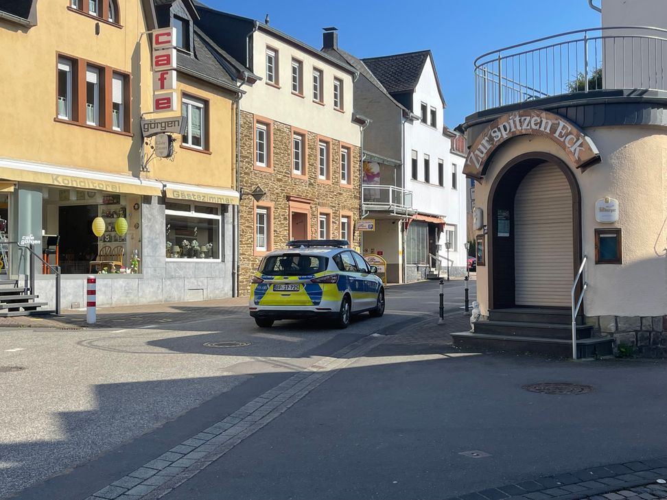 Gegen Mittag randalierte ein bislang unbekannter Mann in Bullay vor der CDU-Geschäftsstelle.