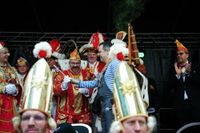 Pünktlich um 11.11 Uhr musste Bürgermeister Sacha Reichelt dann den Schlüssel zur Stadt dem Euskirchener  Dreigestirn Prinz Mucki I., Bauer Thomas  und Jungfrau Johanna aushändigen.