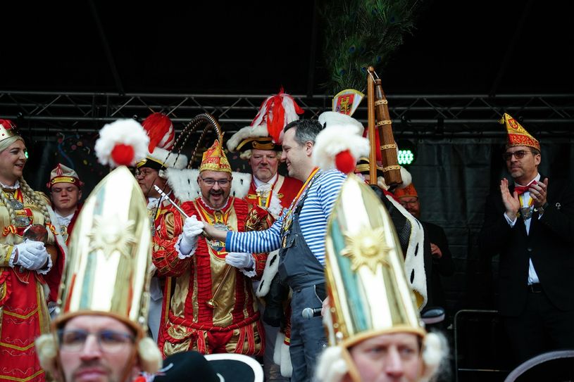 Pünktlich um 11.11 Uhr musste Bürgermeister Sacha Reichelt dann den Schlüssel zur Stadt dem Euskirchener  Dreigestirn Prinz Mucki I., Bauer Thomas  und Jungfrau Johanna aushändigen.