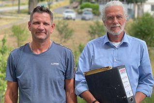 Rüdiger Konen (links) ist froh,dass sich sein Kampf durch die Gerichtsinstanzen gelohnt hat.Seine Hepatitis-B-
Infektion,dieersichbeieinemFeuerwehreinsatzzugezogenhat,wurdenunalsBerufskrankheit anerkannt.Ko-
nen ist dankbar,dass Rechtsanwalt Hans Bleck (rechts) ihm zu dem Sieg vor Gericht verholfen hat. Foto:Zender