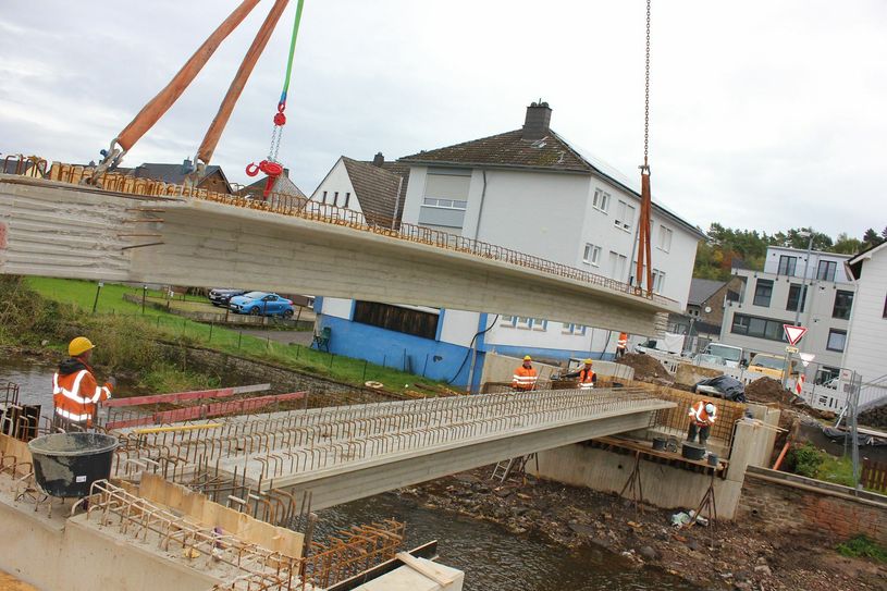 Die Betonelemente wurden mit großer Sorgfalt in die dafür vorbereiteten Bereiche an den Widerlagern eingesetzt.