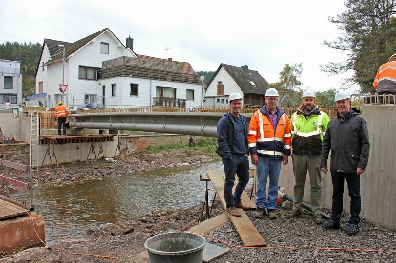 An der Brückenbaustelle Weiherbenden (v.r.): Bürgermeister Hermann-Josef Esser, Christoph Graf, stellvertretender Teamleiter im techn. Bauamt, Roman Schumacher vom Büro Thormählen und Peuckert und der Allgemeine Vertreter Markus Auel.