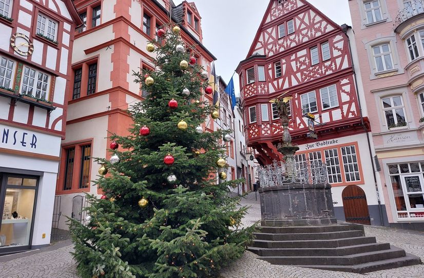 Der Weihnachtsbaum auf dem Bernkasteler Marktplatz "geht in die Verlängerung".