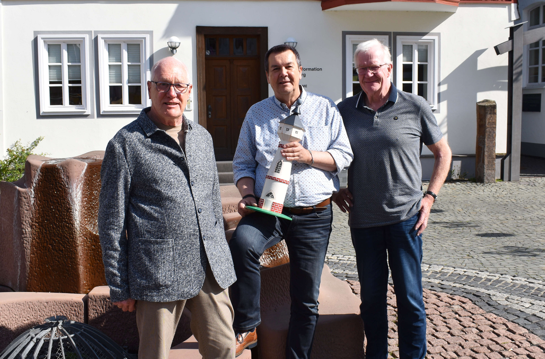 Manfred Kahl, Werner Wöllstein und Ernst Ludwig Klein zeigen die historischen Farben des Turms.