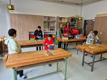 Kinder bei der Arbeit im neuen Kreativraum mit der Schulleiterin Kerstin Berners und Elisabeth Frauenkron von der AWO Fluthilfe.