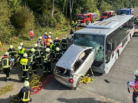 Auf dem Ausstellungsgelände wurde ein Vekehrsunfall zwischen einem PKW und einem Bus simuliert.