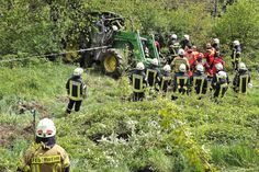 50 Meter rutschte dieser Traktor eine Böschung hinab.