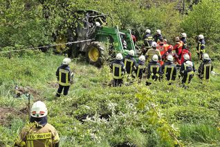 50 Meter rutschte dieser Traktor eine Böschung hinab.