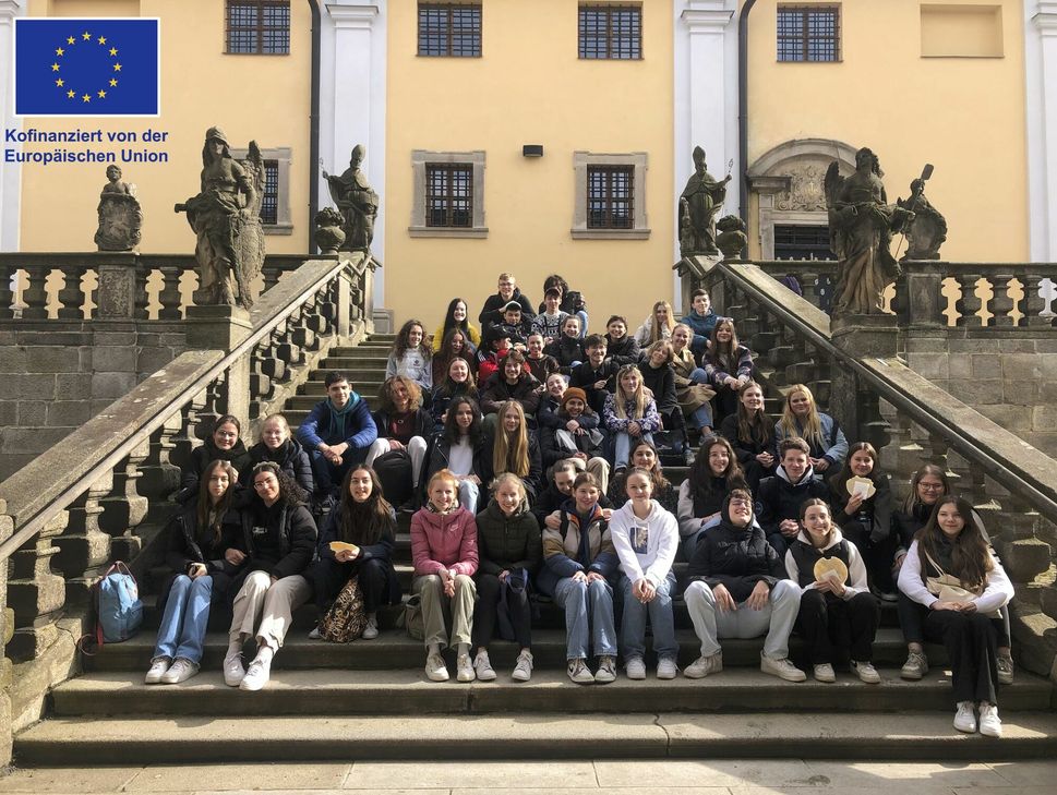 Die Schüler*innen des Are-Gymnasiums gemeinsam mit den tschechischen und französischen Projektteilnehmer*innen vor dem Kloster Svatá Hora in Príbram.