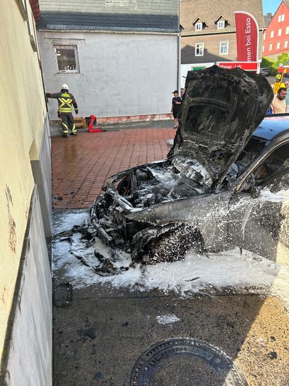 Fahrzeugbrand an der Tankstelle.