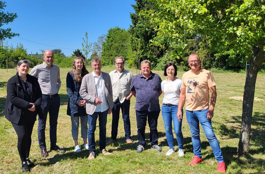 Von links: Eva Desch (Klimaanpassungsmanagerin), Landrat Volker Boch, Michaela Endres (Untere Naturschutzbehörde), Bürgermeister Michael Boos (VG Simmern-Rheinböllen), Michael Külzer (Sachbereichsleiter Umwelt), Peter Sody (Waldbeauftragter der OG Liebshausen), Doris Henrich (2. Beigeordnete von Liebshausen), Mathias Merscher (Bürgermeister Liebshausen).