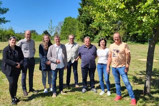 Von links: Eva Desch (Klimaanpassungsmanagerin), Landrat Volker Boch, Michaela Endres (Untere Naturschutzbehörde), Bürgermeister Michael Boos (VG Simmern-Rheinböllen), Michael Külzer (Sachbereichsleiter Umwelt), Peter Sody (Waldbeauftragter der OG Liebshausen), Doris Henrich (2. Beigeordnete von Liebshausen), Mathias Merscher (Bürgermeister Liebshausen).
