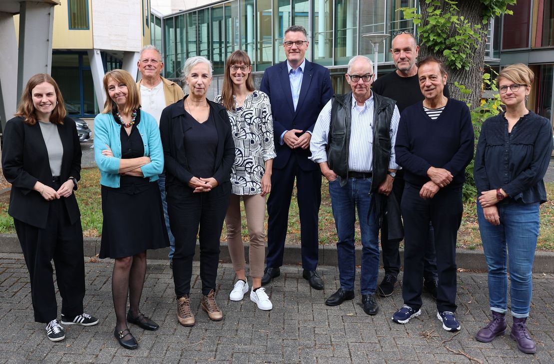 Schirmherr Städteregionsrat Dr. Tim Grüttemeier (Mitte), die »Macherinnen« Maike Eiberger und Dr. Nina Mika-Helfmeier (links) sowie Vertreter aus den beteiligten Ausstellungsorten freuen sich auf das diesjährige Fotografie-Festival der StädteRegion Aachen.