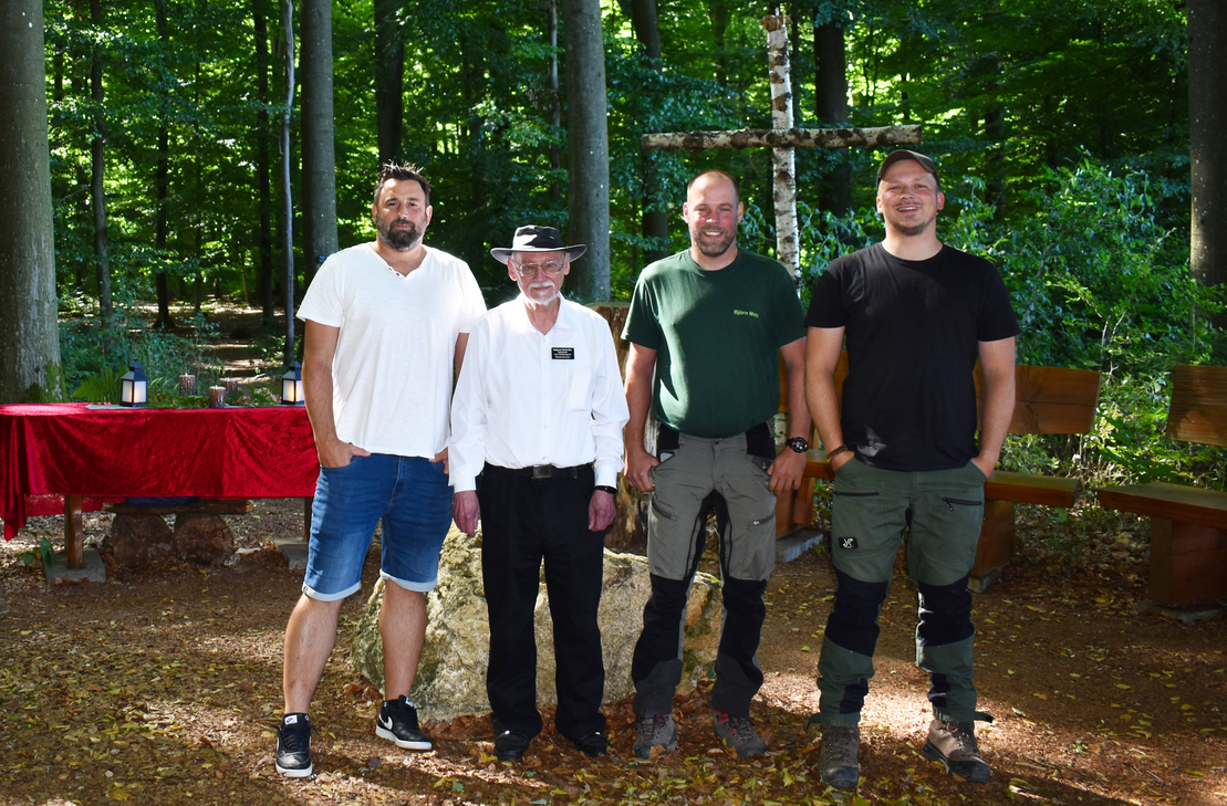 Umgeben vom Ruhewald (von links): Jörg Kabelitz, Helmut Schmitz, Alexander Schöneberg und Björn May am Andachtsplatz.