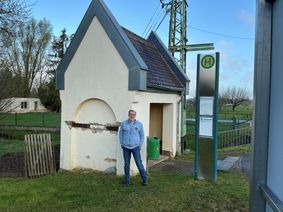 Albert Ruland vor dem Wartehäuschen das die Dorfgemeinschaft sanieren möchte.