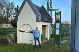 Albert Ruland vor dem Wartehäuschen das die Dorfgemeinschaft sanieren möchte.
