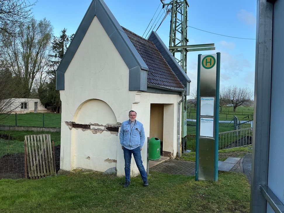 Albert Ruland vor dem Wartehäuschen das die Dorfgemeinschaft sanieren möchte.