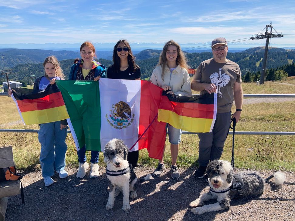 Eine Gastfamilie bei einer Wanderung mit ihrer mexikanischen Gasttochter.